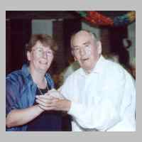 080-2332 17. Treffen vom 6.-8. September 2002 in Loehne - Baerbel mit ihrem Onkel Kurt.JPG